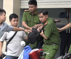 Video: Nam thanh niên dùng dao cướp trong ngân hàng ở Sài Gòn
