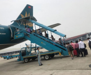 Bị delay 2,5 tiếng, hành khách lại tiếp tục mệt mỏi nôn ói khi máy bay Vietnam Airlines rung lắc do ảnh hưởng bão số 4