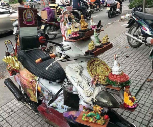 Dân mạng cười ngất với chiếc 'xe máy cõi thiên thai' - sản phẩm 'trừ tà' giúp chủ nhân bình an giữa tháng cô hồn