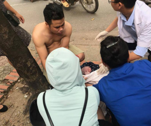 Ê-kíp đỡ đẻ bất đắc dĩ và ca sinh chưa đầy 7 giây giữa phố Hà Nội