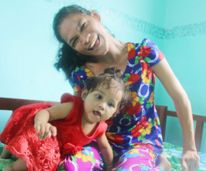 Lớn lên như ngọn cỏ cạnh người mẹ điên, bé Mai Phương nay đã gần một tuổi, đang chập chững tập đi, tập nói