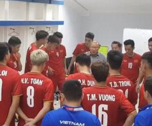Video: HLV Park Hang Seo truyền lửa cho cầu thủ Olympic Việt Nam trước trận ra quân ở ASIAD 2018