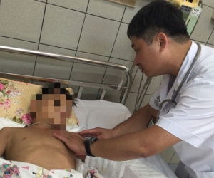 Bị rắn hổ mang cắn, bé trai 10 tuổi suýt mất cánh tay vì đắp hạt đậu lào