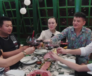 Chuyện lạ có thật: Mẹ và con trai tự tay chuẩn bị tiệc kỷ niệm 3 năm yêu nhau của bố và người yêu bố