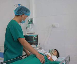 Đồ chơi phát nổ, mẹ hốt hoảng thấy con trai 8 tuổi chảy đầy máu
