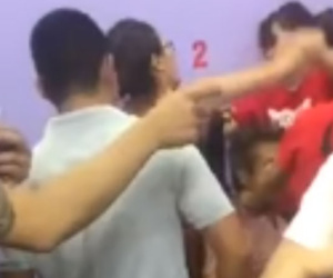 Bắt quả tang chồng dẫn cả nhà bồ trẻ đi ăn nhà hàng, vợ uất hận lao vào đánh ghen, bồ rút dép chống trả ầm ĩ