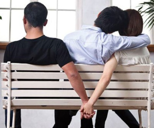 Chuộc lỗi với bạn gái bằng SH và điện thoại xịn vì quá bận bịu, nhưng 11h đêm bắt gặp nàng đang được trai lạ 'cài hộ' cúc áo ngực