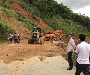 Dốc Chó sạt lở trầm trọng, quốc lộ 7A cô lập hoàn toàn
