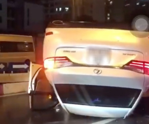 Hà Nội: Mất lái đâm vào dải phân cách, xế sang Lexus lật ngửa bụng giữa chân cầu vượt