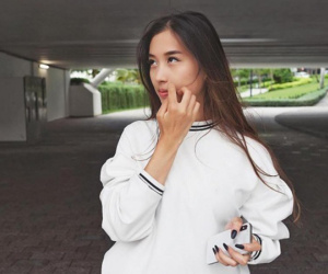 Huỳnh Anh nhắn nhủ khi bạn gái về Bỉ: 'Con điên đáng yêu của anh... anh yêu em'