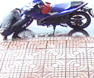 Nhóm thanh niên đi 3 xe Exciter tìm cách 'hack' thêm chiếc Exciter nữa trong quán game nhưng bất thành