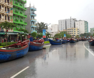 Tàu thuyền 'lên bờ', xếp hàng ngay ngắn trên đường phố để tránh bão đổ bộ