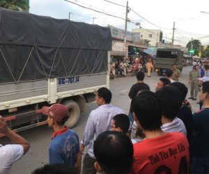 TP.HCM: Bé trai 2 tuổi rơi khỏi tay bố rớt xuống đường bị xe tải cán tử vong