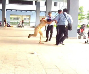 Tranh cãi việc trông con, vợ bế con lao vào chồng chửi bới, đánh nhau dữ dội