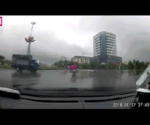 Video: Dừng đột ngột, phụ nữ đi xe máy bị xe tải đâm gục