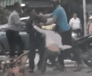 Video: Va chạm giao thông, 2 thanh niên lao vào đánh nhau, người đàn ông ngoại quốc dừng xe can ngăn