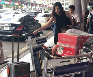 Á hậu Tú Anh lần đầu xuất hiện cùng chồng sau đám cưới nhưng chi tiết 'đồ trẻ sơ sinh' mới là điều mọi người quan tâm