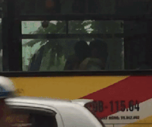 Dân mạng bàn tán clip chàng trai thoải mái hôn môi và ngực bạn gái trên xe bus giữa đường phố Hà Nội