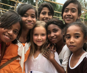 Đi dạy tiếng Anh cho trẻ em nghèo, Harper Beckham được khen dễ thương như một 'thiên thần' đúng nghĩa!
