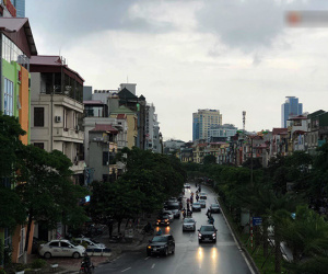 Hà Nội lúc 2 giờ chiều bỗng tối sầm như 6 giờ tối: Ô tô, xe máy phải bật đèn di chuyển trong mưa