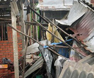 Hai bà cháu bị tường sập đè chết trong cơn dông