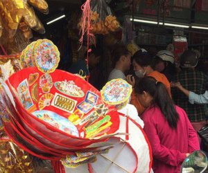 Hàng mã chất đống ở tiệm, sức mua giảm một nửa