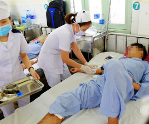 TP.HCM: Đang cấp cứu người gặp tai nạn, nữ điều dưỡng bị bạn của bệnh nhân dùng hung khí đâm rách vai