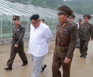 Triều Tiên lần đầu công bố hình ảnh gây sốt: Nhà lãnh đạo Kim Jong-un dầm mưa đi thị sát