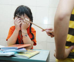 'Bố lôi 2 chị em gái ra sân bắt quỳ xuống, em gần như chết lặng'