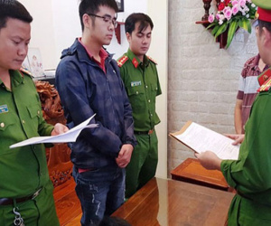 'Hiệu trưởng' tự phong 25 tuổi bị bắt, hàng trăm học viên và giáo viên hoang mang với chứng chỉ giả