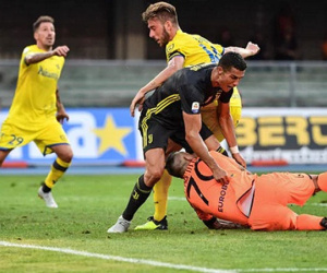 Juventus thắng nhọc khi Ronaldo ra mắt Serie A