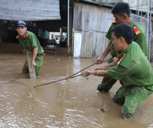 Video: Bùn cao nửa mét sau lũ tại thị trấn ở Nghệ An