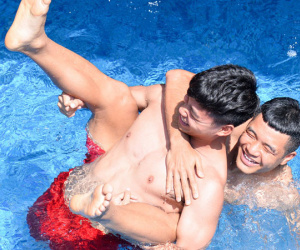 Cầu thủ Olympic Việt Nam khoe cơ bụng 6 múi, đùa nghịch ở bể bơi