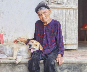 Cháu gái khoe ảnh ngoại thân thiết bên chú pet nhưng cộng đồng mạng chỉ cười ngất bởi dáng ngủ siêu lầy lội của chú chó cưng
