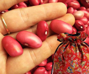 Cứ đến tháng cô hồn, cô gái lại giấu đậu đỏ dưới gối, biết lý do ai cũng làm theo