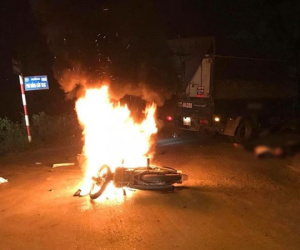 Đâm vào ô tô tải xe máy bốc cháy dữ dội, hai anh em sinh đôi 17 tuổi thương vong