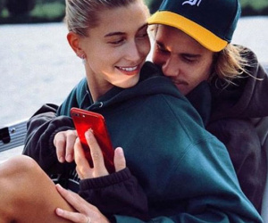 Hailey Baldwin khoe ảnh ngồi vào lòng 'anh bạn thân' Justin Bieber và đeo nhẫn đính hôn 11 tỷ đồng