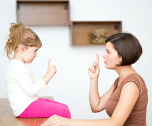 Lên mạng xin lời khuyên về việc dạy con 'thân với người giàu, chơi cùng người giỏi', mẹ trẻ 9x bị ném đá tơi bời