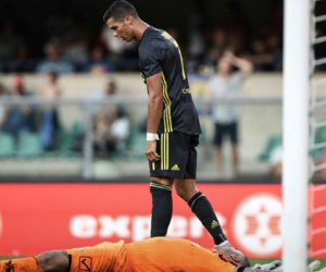 Thủ môn Chievo bị gãy xương mũi, dập vai sau va chạm với Ronaldo