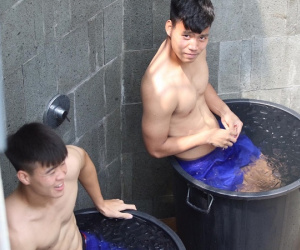 Tuyển Việt Nam ngâm bể nước đá phục hồi thể lực, fan nữ 'tranh thủ' ngắm thân hình 6 múi cực chuẩn của dàn cầu thủ