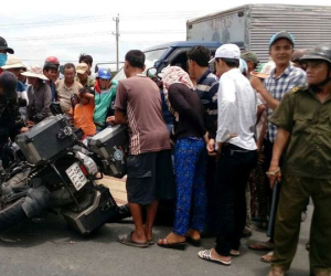Xe phân khối lớn va chạm với ô tô tải, vợ chết, chồng nguy kịch