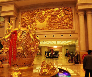 Cận cảnh ngôi làng giàu nhất Trung Quốc trước cơn bão nợ