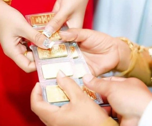 Con dâu bỏ qua lời khuyên của mọi người, 'dũng cảm' đưa vàng cưới cho mẹ chồng giữ và cái kết bất ngờ
