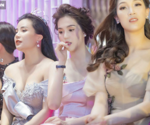 Khoảnh khắc Ngọc Trinh ngồi cắn móng tay tại sự kiện gây chú ý