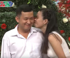 Quá hợp nhau nhưng thấy bạn trai chần chừ, cô gái chủ động đòi hôn luôn