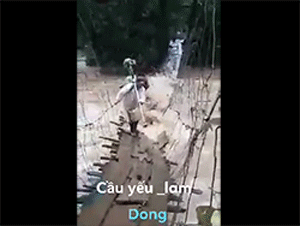 Cận cảnh người dân thấp thỏm vượt qua những cây cầu treo giữa dòng nước cuồn cuộn từ sông, suối Lâm Đồng
