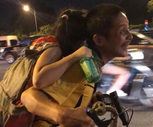 Cảnh người đàn ông cõng con khiến bao phương tiện trên phố Hà Nội khựng lại trong giây lát