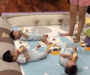 Clip 3 cậu bé sinh ba xúm xít, quấn mẹ đòi sữa 'gây bão' mạng và câu chuyện phía sau