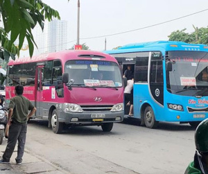 Công an đứng nhìn xe khách vi phạm