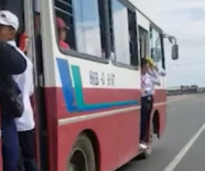 Học sinh bám trên cửa ô tô đang chạy tốc độ cao trên quốc lộ ở Bình Thuận